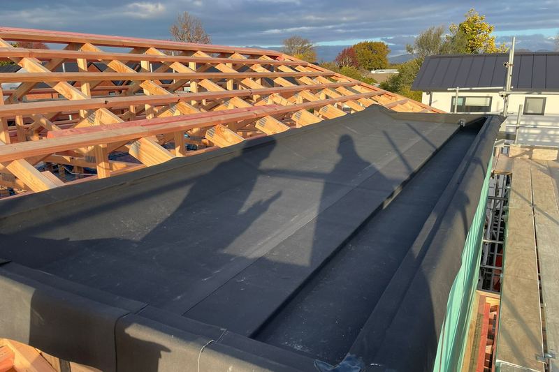Rubber membrane on a flat roof edge